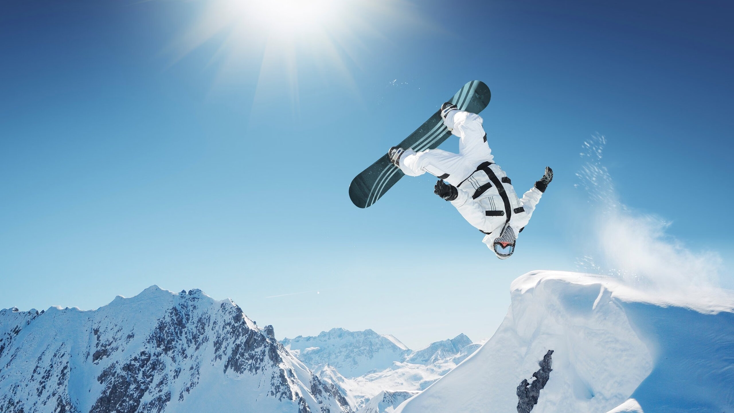 上赛场的清晨，为青春发令！高校接力登上F1赛道，点燃上海青春引擎