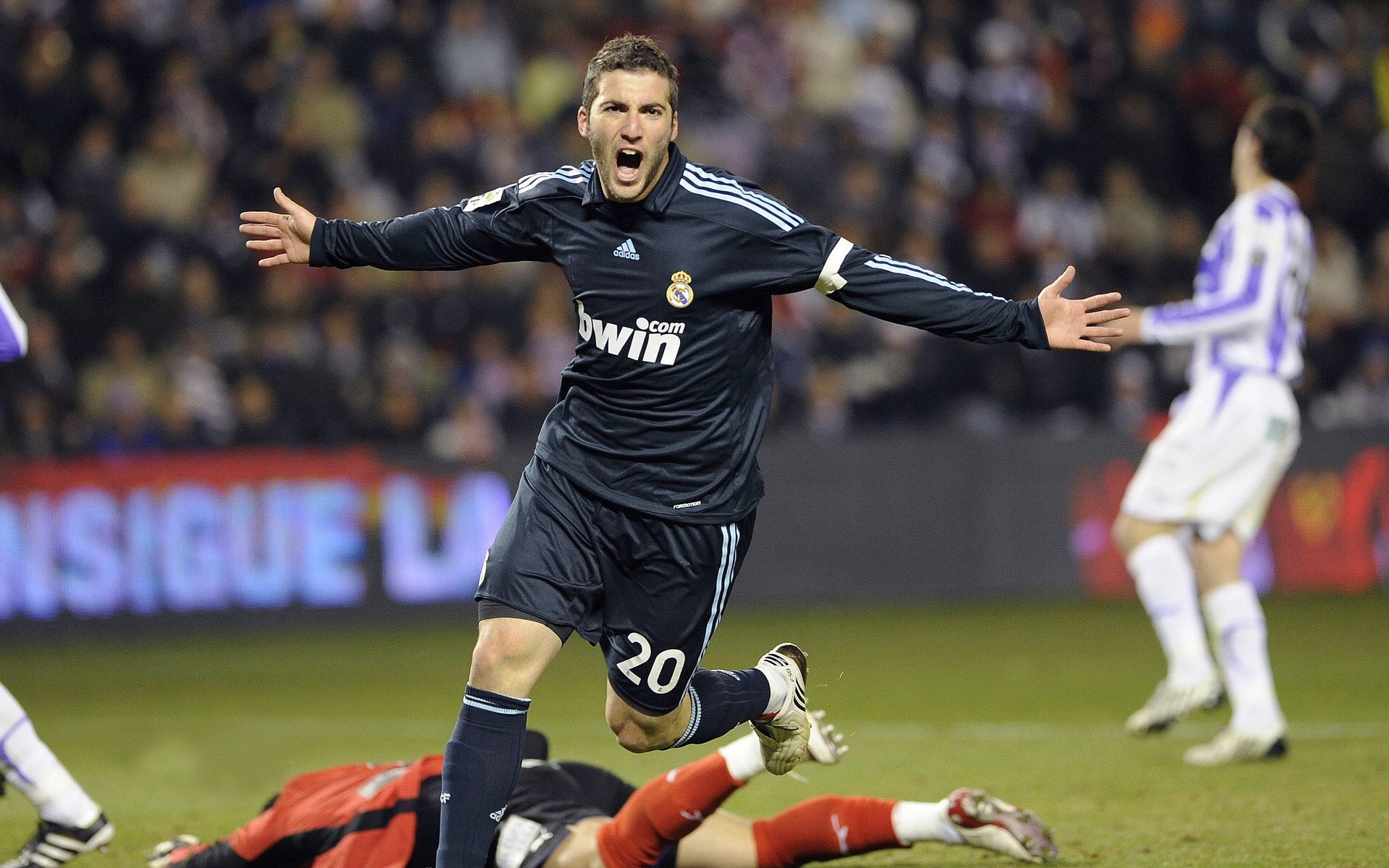 东契奇狂砍29+11+10助攻领衔湖人三连胜，里夫斯26+11火力全开，nba东契奇集锦